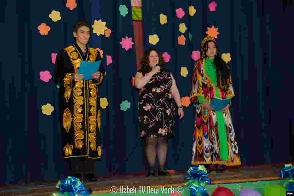 O'quvchilarga bosh-qosh bo'lgan o'qituvchi Kelli Richi barcha mehmonlarni Navro'z bilan qutlab, marosimni rasman ochiq deb e'lon qildi