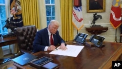 資料照：美國總統特朗普在白宮橢圓形辦公室簽署行政令。（2025年1月30日）