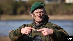 Генерал Александер Кроне, командир 37-ї бронепіхотної бригади Збройних сил Німеччини бере участь у міжнародних військових навчаннях НАТО "Wettiner Schwert 2024", Німеччина, 26 березня 2024. Ronny Hartmann/AFP
