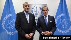 အီရန်ရဲ့ နျူကလီးယားအဖွဲ့ အကြီးအကဲ Mohammad Eslami နဲ့ IAEA အကြီးအကဲ Rafael Grossi တို့ Vienna မှာ တွေ့ဆုံစဉ်