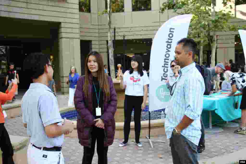 អ្នកស្រី សេង ម៉ារី បុគ្គលិក​សង្គម​និង​ជា​អ្នក​មើល​ការ​ខុស​ត្រូវ​របស់​សាលា​​អន្តរជាតិ Ligar Learning Center ដែល​បាន​អម​ដំណើរ​កុមារី​ទាំង​៥​រូប និយាយ​ជាមួយ​ពលរដ្ឋ​ខ្មែរ​អាមេរិក​ដែលរស់​នៅ​ក្រុង San Jose ក្បែរ​នោះ នៅ​មុន​​​ការ​ប្រកួត​ផ្តាច់​ព្រ័ត្រ​ Technovation Challenge World Pitch Summit នៅ​ទី​ស្នាក់ការ​កណ្តាល​ក្រុមហ៊ុន Google នៅ​ក្រុង Mountain View រដ្ឋ​កាលីហ្វរញ៉ា សហរដ្ឋ​អាមេរិក កណ្តាល​តំបន់​បច្ចេកវិទ្យា Silicon Valley កាល​ពី​ថ្ងៃ​ពុធ ​ទី​០៩ ខែ​សីហា ឆ្នាំ​២០១៧។ (សឹង សុផាត/VOA)