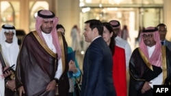 পররাষ্ট্রমন্ত্রী মার্কো রুবিও ২০২৫ সালের ১০ মার্চ জেদ্দার কিং আব্দুল আজিজ আন্তর্জাতিক বিমানবন্দরে পৌঁছালে শুভাকাঙ্ক্ষীরা তাকে শুভেচ্ছা জানান।