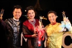 En esta foto del 18 de marzo de 2017, los ganadores de los premios a mejor actor y actriz de izq. a der., Lu Min, Thet Mon Myint y Tun Tun posan para una foto con trofeos en la ceremonia de entrega de premios cinematográficos de Myanmar en Rangún.