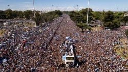 Miles de personas acompañan el recorrido en autobús de la selección de fútbol argentina en Buenos Aires, el 20 de diciembre de 2022.