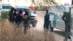 Una niña no acompañada cuyo padre viven en Estados Unidos y una familia de Nicaragua conversaron con la VOA luego de detención en la frontera, el lunes 5 de abril de 2021. [Foto: Celia Mendoza]