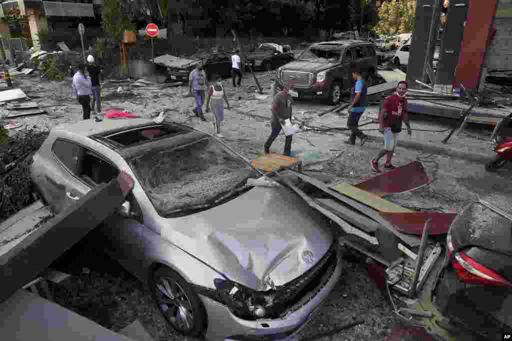 ពលរដ្ឋ​ក្រុង​បេរូត​កាល​ពី​ថ្ងៃពុធ​ ទី៥ ខែ​សីហា ឆ្នាំ​២០២០ ពិនិត្យ​រថយន្ត​របស់​ពួកគេ ដែល​បាន​រងការ​ខូចខាត​បន្ទាប់​ពី​ហេតុការណ៍​ផ្ទុះ​ដ៏​កម្រ​និង​ខ្លាំងក្លា​មួយ បាន​កើត​ឡើង​កាលពី​ថ្ងៃអង្គារ​កន្លង​ទៅ នៅ​ទីក្រុង​បេរូត ប្រទេស​លីបង់។