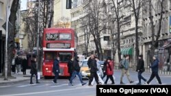 Солиден јавен превоз е неопходен за побезбедни улици, сметаат експерти. Фото: Пешаци во центарот на Скопје, февруари, 2025