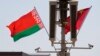 Bendera Belarus dan China dipasang di alun-alun Tiananmen di Beijing, pada 1 Maret 2023, dalam kunjungan Presiden Belarus Alexander Lukashenko ke China. (Foto: AP/Ng Han Guan)