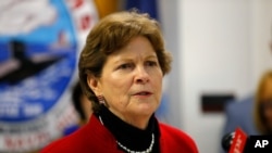 ARCHIVO - La Senadora Jeanne Shaheen, demócrata por New Hampshire, habla en el Astillero Naval de Portsmouth, el 3 de mayo de 2019, en Kittery, Maine.