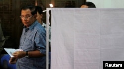 Prime Minister Hun Sen registers for next year's local elections in Kandal province, Cambodia, Thursday September 1, 2016. 