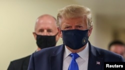 El presidente de EE.UU., Donald Trump, se ha negado a usar mascarilla desde el inicio de la pandemia. El pasado sábado lo hizo por primera vez en público al visitar un hospital militar a las afueras de Washington.