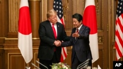 美國總統特朗普和日本首相安倍晉三2019年5月27日在東京舉行工作午餐前握手