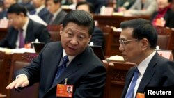 Xitoy Kommunistik partiyasining raisi Si Zinpin bosh vazir o'rinbosari Li Ketsan 12-Milliy xalq syezdining sessiyasida, Pekin, Xitoy, 4-mart, 2013-yil.