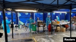 香港医护人员在紧张地抗疫工作中。