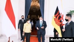 Menlu RI Retno Marsudi bersama Ketua ASEAN / FM Dato Erywan Pehin Yusof dari Brunei Darussalam membahas persiapan ASEAN Leaders Meeting (ALM) Sabtu 24 April 2021, di Jakarta, 22 April 2021. (Foto: Twitter/Menlu_RI)