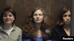 Cô Maria Alyokhina (giữa) ngồi cùng hai thành viên còn lại của ban nhạc Pussy Riot.