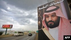 រូប​ព្រះ​អង្គម្ចាស់​ Mohammed bin Salman នៃ​ប្រទេស​អារ៉ាប៊ីសាអូឌីត ដែល​មាន​សរសេរ​ឃ្លា​នៅ​ពីក្រោម​ថា «ព្រះ​ការពារអ្នក​»​ដែល​គេ​ដាក់​នៅលើ​មហាវិថី​មួយ​​នៅ​ទីក្រុង Tripoli ប្រទេស​លីបង់ កាល​ពីថ្ងៃទី​៩ ខែ​វិច្ឆិកា។