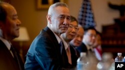 Makamu Waziri Mkuu wa China Liu He, kati, na ujumbe wake wakihudhuria mkutano wa kibiashara Washington.