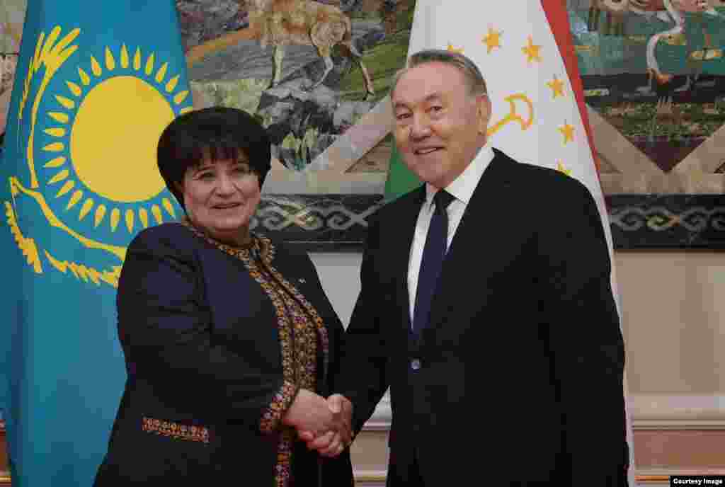 Qozog'iston rahbari Nursulton Nazarboyev Turkmaniston parlamenti raisasi Akja Nurberdiyeva bilan