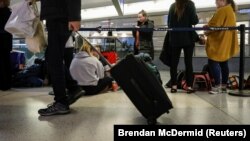 ARHIVA - Putnici na aerodromu (Foto: REUTERS/Brendan McDermid)