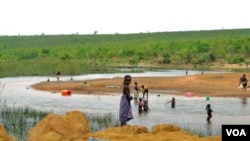 Crianças no Rio Longa (Foto de arquivo)