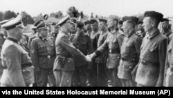 Фото 1942 року надане прокуратурою Гамбурга Музею пам'яті Голокосту в США. Гіммлер потискає руку новим охоронцям концтабору "Травники"