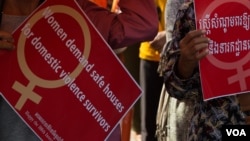 រូបឯកសារ៖ ក្រុម​សហជីព​កម្មករ​លើក​ស្លាក​មុន​នឹង​ការ​ហែក្បួន​ដាក់​ញត្តិស្តី​ពី «តម្រូវ​ការ​អាទិភាព​របស់​ស្រ្តី» អំឡុង​ទិវា​សិទ្ធិ​នារី​អន្តរជាតិ​លើក​ទី​១០៨ នៅ​ក្នុង​ពហុកីឡដ្ឋាន​ជាតិ​អូឡាំពិក កាលពី​ថ្ងៃ០៨ ខែមីនា ឆ្នាំ២០១៩។(ទុំ ម្លិះ/VOA)