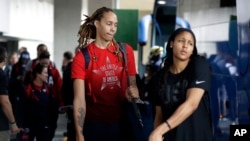 Les basketteuses américaines Brittney Griner et Maya Moore, dont l'équipe a battu les Sénégalaises (121-56). (AP Photo/Charlie Neibergall)