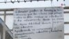 Un cartel avisa a los padres la obligación de las clases presenciales. [Foto: Daliana Ocaña, VOA]