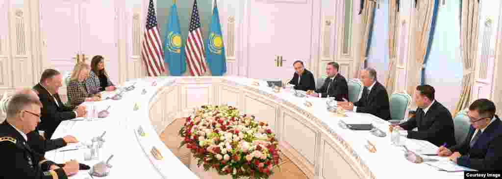2-fevral kuni AQSh Davlat kotibi Mayk Pompeo Nur-Sultonda Qozog'iston Prezident Qosim-Jo'mart Tokayev, Tashqi ishlar vaziri Muxtor Tleuberdi bilan muloqot qildi. Pompeo Ameriika elchixonasida ham bo'ldi. Uyg'ur oilalar bilan ham uchrashdi. AQSh Qozog'iston va qo'shni davlatlarni Xitoyga biror uyg'urni topshirmaslikka chaqirmoqda.