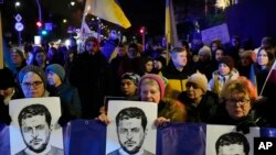 ပိုလန်နိုင်ငံ၊​ ဝါဆောမြို့၊​ အမေရိကန်သံရုံးအပြင်ဘက်တွင် ယူကရိန်းကို ထောက်ခံကြောင်း ဆန္ဒပြနေသူများ။ (မတ် ၃၊​ ၂၀၂၅) (AP)