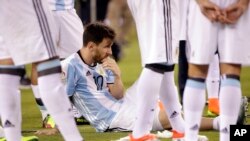 Lionel Messi après la defaite de l'Argentine en finale de la Copa America, dimanche 26 juin 2016 à East Rutherford, N.J, Etats-Unis. (AP Photo/Julie Jacobson)