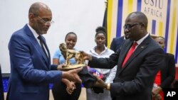 El primer ministro de Haití, Ariel Henry (izquierda), recibe un regalo de manos de Korir Sing Oei, canciller de Kenia, en la Universidad Internacional de Estados Unidos (USIU) en Nairobi, Kenia, el viernes de marzo. 1, 2024.