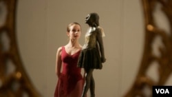 El precio de la escultura aumenta debido a que hay muy pocas copias de la figura en manos de coleccionistas privados.