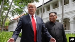 Archivo - El presidente de EE.UU., Donald Trump, (izquierda) y el líder de Corea del Norte, Kim Jong Un, se reunieron en Singapur el 12 de junio de 2018.