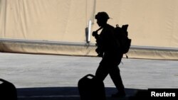 ARCHIVO - Un soldado estadounidense durante una ceremonia de entrega de la base militar de Taji de las tropas de la coalición liderada por Estados Unidos a las fuerzas de seguridad iraquíes, en la base al norte de Bagdad, Irak, el 23 de agosto de 2020.
