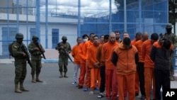 ARCHIVO - Soldados vigilan a los reclusos en la prisión de Cotopaxi durante una gira de prensa organizada por el ejército en Latacunga, Ecuador, el 22 de febrero de 2024.