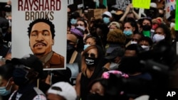 လူမည်းအမျိုးသား Rayshard Brooks သေဆုံးမှုကြောင့် ဆန္ဒပြနေသူများ 