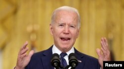 ប្រធានាធិបតី​អាមេរិក​លោក Joe Biden ថ្លែង​នៅ​សេតវិមាន​កាល​ពី​ថ្ងៃ​ទី​២៦ ខែ​សីហា ឆ្នាំ​២០២១ ​អំពី​ការ​បំផ្ទុះ​គ្រាប់បែក​នៅ​អាកាសយានដ្ឋាន​ក្រុង​កាប៊ុល ដែល​បាន​សម្លាប់​​បុគ្គលិក​យោធា​អាមេរិក​យ៉ាង​តិច​១៣​នាក់។