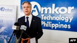 2024年3月19日，美国国务卿安东尼·布林肯 (Antony Blinken) 在马尼拉参观 Amkor Technology 时向媒体发表讲话。