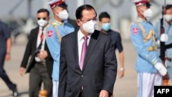 រូបឯកសារ៖ លោកនាយករដ្ឋមន្ត្រី ហ៊ុន សែន ស្ថិត​នៅ​រដ្ឋធានីណៃពិដោ ថ្ងៃទី ៧ ខែមករា ឆ្នាំ ២០២២ ដោយលោកបានក្លាយជាមេដឹកនាំប្រទេសដំបូងគេបង្អស់ដែលធ្វើដំណើរទស្សនកិច្ចនៅប្រទេសមីយ៉ាន់ម៉ា ចាប់តាំងពីរបបយោធាគ្រប់គ្រងប្រទេសនេះ។ (Photo by Handout / MYANMAR MILITARY INFORMATION TEAM / AFP)