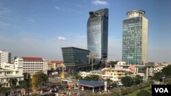 ទិដ្ឋភាព​នៃអាគារខ្ពស់ៗនារាជ្យធានីភ្នំពេញ​ ពីការិយាល័យក្រុមហ៊ុន​ Path Mazing​កាល​ពី​ថ្ងៃ​ទី​២៦​ខែ​មករា​ឆ្នាំ​២០១៧។​ (នៅ វណ្ណារិន/VOA)