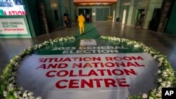 Mtu mmoja akiingia katika Kituo cha Kitaifa cha Kukusanya matokeo ya uchaguzi huko Abuja, Nigeria Jumatatu, Februari 27, 2023.AP