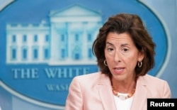 资料照：2022年9月6日，美国商务部长雷蒙多在白宫的一个记者会上谈及半导体芯片补贴问题。（路透社）