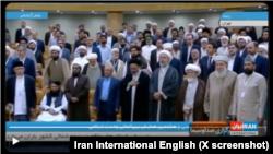  تہران میں انٹر نیشنل اسلامک یونٹی کانفرنس کے دوران ایران کے قومی ترانے کے دوران طالبان کے نائب وزیر اعظم عزیز الرحمان منصور اپنی نشست پر براجمان ہیں ۔ ایران انٹر نیشنل انگلس کی جانب سے ایکس پر پوسٹ کی گئی ویڈیو کا ایک اسکرین شاٹ۔ 