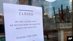 Un letrero en la puerta de Eventide Oyster Co. el 27 de octubre de 2023 informa a los clientes que el popular restaurante en Portland, Maine, estará cerrado mientras esperan información sobre el tiroteo que dejó varias personas muertas en el cercano Lewiston.