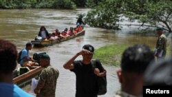 ARCHIVO: Personas llegan a la Estación de Recepción de Migrantes, durante una visita del presidente electo de Panamá, Juan Raúl Mulino (no en la foto), en Lajas Blancas, provincia de Darién, Panamá, el 28 de junio de 2024.
