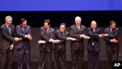 東盟峰會上各國領導人手拉手，左起：新加坡總理、泰國總理、越南總理、老撾總理、馬來西亞總理、緬甸總理、文萊蘇丹（2015年4月27日）