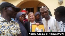 Amanda Bennet da wasu masu sauraren Sashen Hausa a Abuja