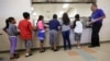 Un grupo de migrantes menores de edad hace fila para recibir comida en la cafetería de un centro de detención en Karnes City, Texas, Estados Unidos, el 28 de junio de 2019.